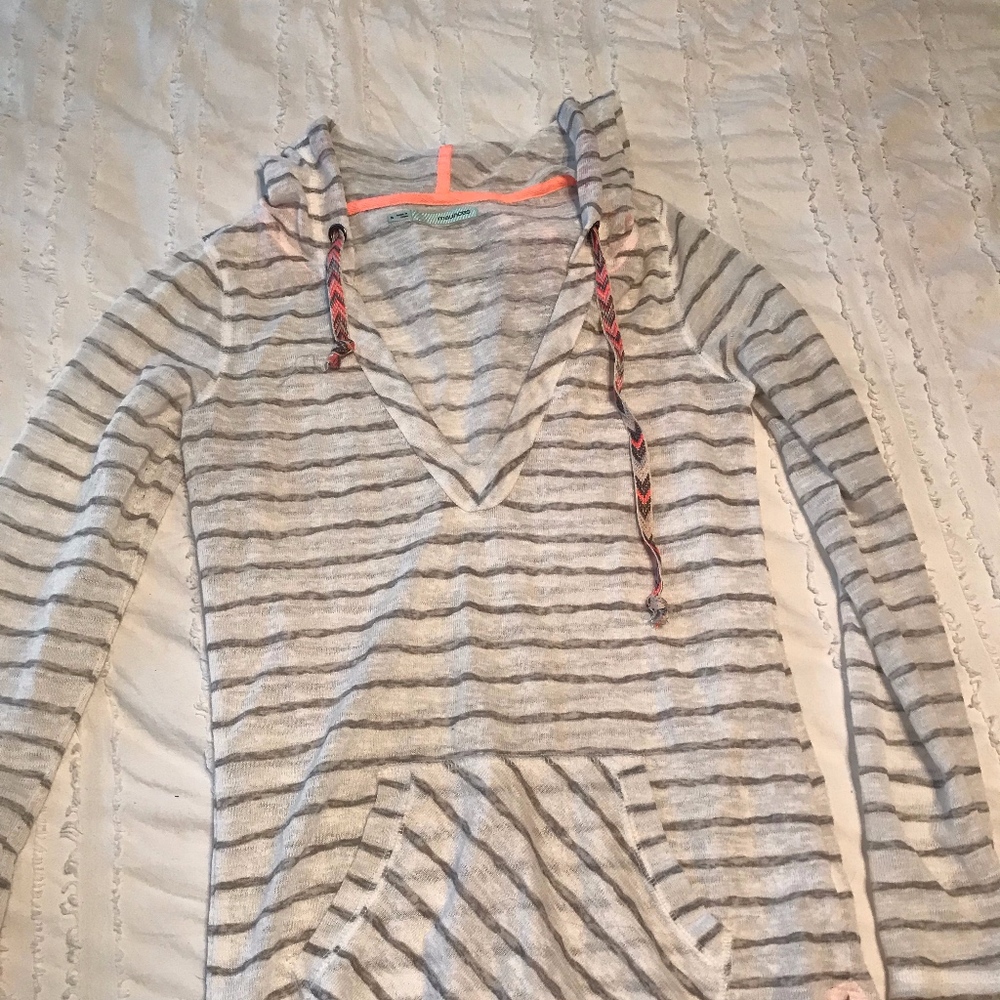 NWOT pullover - Picture 2 of 3